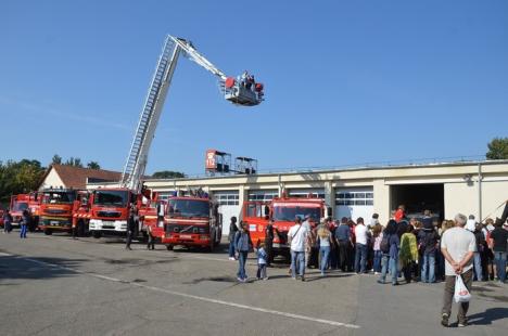 Întâlnirea cu salvatorii: Orădenii au sărbătorit Ziua Pompierilor la ISU Crişana (FOTO)