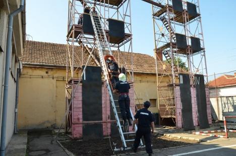 Întâlnirea cu salvatorii: Orădenii au sărbătorit Ziua Pompierilor la ISU Crişana (FOTO)