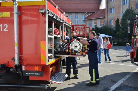 Întâlnirea cu salvatorii: Orădenii au sărbătorit Ziua Pompierilor la ISU Crişana (FOTO)