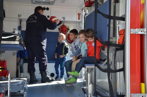 Întâlnirea cu salvatorii: Orădenii au sărbătorit Ziua Pompierilor la ISU Crişana (FOTO)