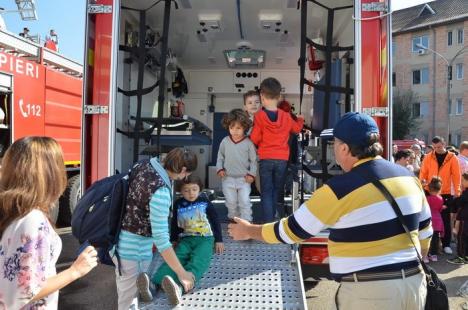 Întâlnirea cu salvatorii: Orădenii au sărbătorit Ziua Pompierilor la ISU Crişana (FOTO)