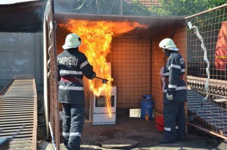 Întâlnirea cu salvatorii: Orădenii au sărbătorit Ziua Pompierilor la ISU Crişana (FOTO)