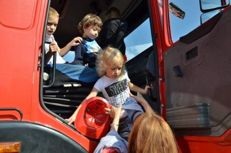 Întâlnirea cu salvatorii: Orădenii au sărbătorit Ziua Pompierilor la ISU Crişana (FOTO)