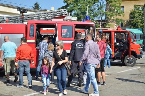 Întâlnirea cu salvatorii: Orădenii au sărbătorit Ziua Pompierilor la ISU Crişana (FOTO)