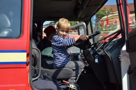 Întâlnirea cu salvatorii: Orădenii au sărbătorit Ziua Pompierilor la ISU Crişana (FOTO)