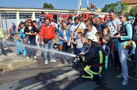 Întâlnirea cu salvatorii: Orădenii au sărbătorit Ziua Pompierilor la ISU Crişana (FOTO)