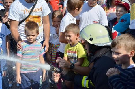 Întâlnirea cu salvatorii: Orădenii au sărbătorit Ziua Pompierilor la ISU Crişana (FOTO)