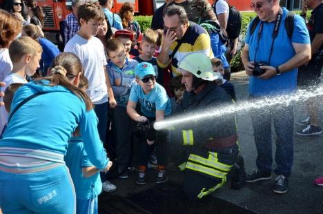 Întâlnirea cu salvatorii: Orădenii au sărbătorit Ziua Pompierilor la ISU Crişana (FOTO)