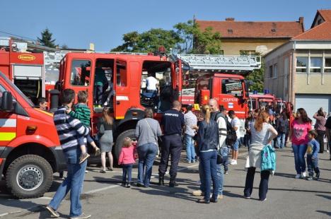 Întâlnirea cu salvatorii: Orădenii au sărbătorit Ziua Pompierilor la ISU Crişana (FOTO)