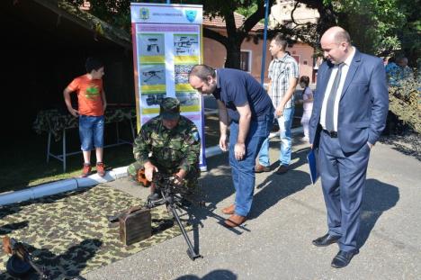 În vizită la transmisioniştii militari: Bihorenii au putut vedea dotările Centrului 54 Comunicaţii Oradea (FOTO/VIDEO)