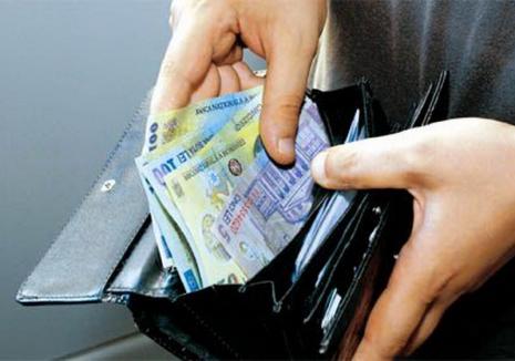 Un bărbat din Bihor a luat 4.700 de lei dintr-un portofel pe care l-a găsit într-o benzinărie. S-a ales cu dosar penal