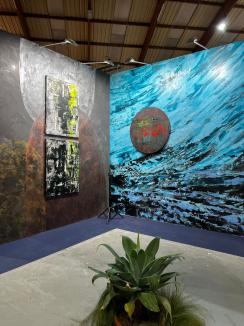 „Terra”. Lucrări din cea mai nouă colecție a unui artist plastic orădean, expuse la un târg din Spania