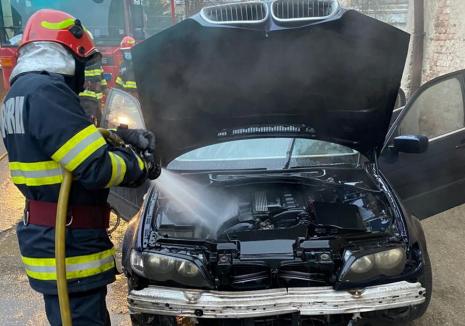 O mașină a luat foc, în Băile Felix. Cauza incendiului a fost un scurtcircuit