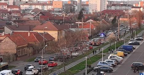 Accident cu un autoturism și o motocicletă pe strada Oneştilor din Oradea. Motociclistul a fost dus la spital