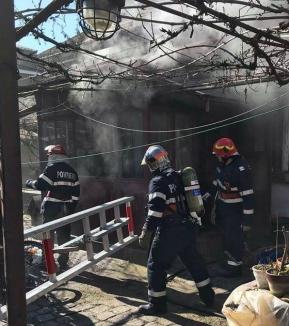 O octogenară imobilizată la pat a fost salvată de pompierii bihoreni dintr-o casă cuprinsă de flăcări