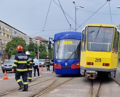 Accident cu două tramvaie pe Calea Aradului din Oradea (FOTO)