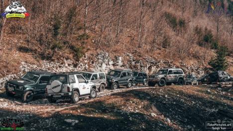 Pasionați de mașini și de... fapte bune: 160 de persoane au primit cadouri de la Asociația West Alpine Off Road (FOTO)