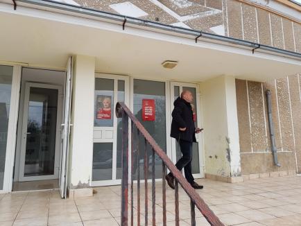 Înapoi în comunism: La vizita Vioricăi Dăncilă, PSD-iştii din Beiuş au tapetat Casa de Cultură cu zeci de poze înfăţişând-o pe aceasta (FOTO)