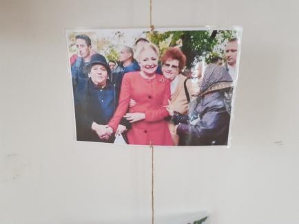 Înapoi în comunism: La vizita Vioricăi Dăncilă, PSD-iştii din Beiuş au tapetat Casa de Cultură cu zeci de poze înfăţişând-o pe aceasta (FOTO)