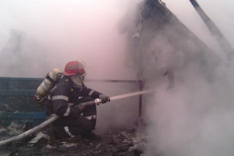 Incendiu violent în Cetariu: Focul, provocat de un cablu electric neizolat corespunzător