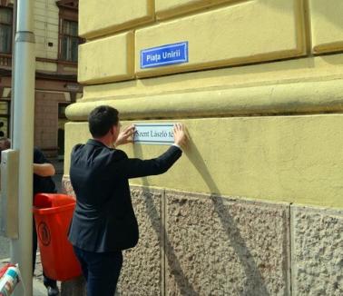 PPMT a lipit pe clădirea Primăriei o plăcuţă cu denumirea Szent Laszlo Ter (FOTO)