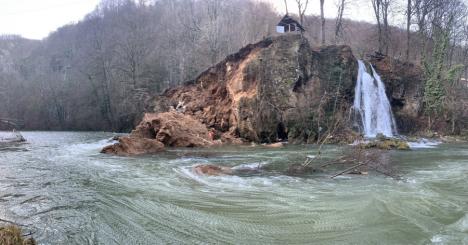 Ca la Bigăr: Stâncă prăbuşită, lângă cascada Vadu Crişului (FOTO)