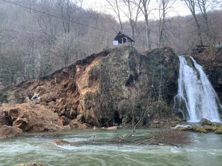 Ca la Bigăr: Stâncă prăbuşită, lângă cascada Vadu Crişului (FOTO)