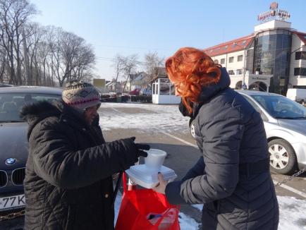 Ajutor pentru amărâţi. ASCO le oferă în fiecare zi o masă caldă oamenilor străzii (FOTO)