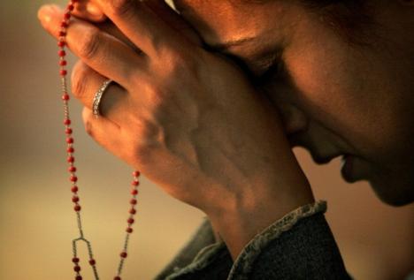 Timp de trei zile, preoţi şi enoriaşi de mai multe confesiuni religioase se roagă împreună 