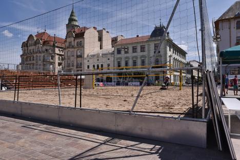 Nisip în Piața Unirii: Începe turneul de beachvolley de la Oradea (FOTO)