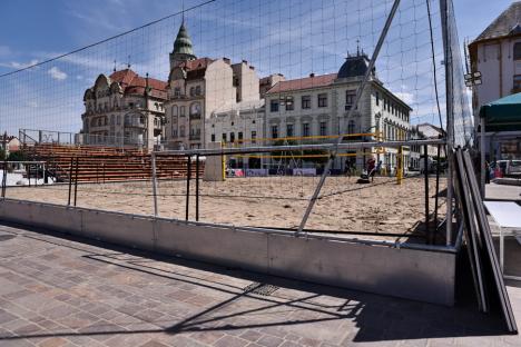 Nisip în Piața Unirii: Începe turneul de beachvolley de la Oradea (FOTO)