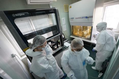 Pregătiri pentru al doilea laborator de testare COVID-19 în Oradea. Va funcţiona într-o clădire din curtea Maternităţii, cu circuite separate (FOTO)