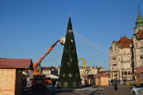Orădenii, invitaţi în Piaţa Unirii: Începe Târgul de Crăciun! Astăzi pe scenă urcă Nicu Alifantis și Zan (FOTO)