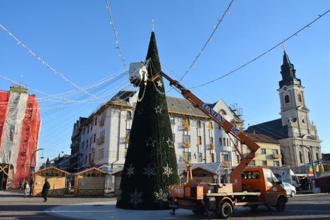 Orădenii, invitaţi în Piaţa Unirii: Începe Târgul de Crăciun! Astăzi pe scenă urcă Nicu Alifantis și Zan (FOTO)