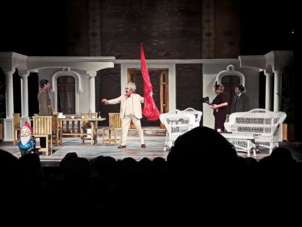 Mesaj pentru clasa politică, la Teatru: La premiera '...Escu', un personaj a 'urinat', în aplauzele publicului, pe pitici cu feţele lui Iohannis, Dragnea şi Dăncilă (FOTO)