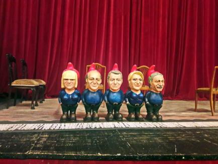 Mesaj pentru clasa politică, la Teatru: La premiera '...Escu', un personaj a 'urinat', în aplauzele publicului, pe pitici cu feţele lui Iohannis, Dragnea şi Dăncilă (FOTO)