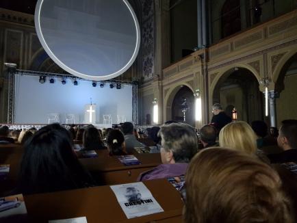 'Şi Hitler?' În premieră naţională, spectacolul 'Creştini' a fost jucat de actorii orădeni la Sinagoga Sion, transformată într-o biserică neoprotestantă (FOTO)