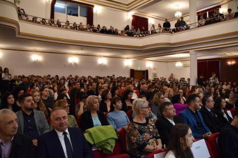 Ambasadorii Oradiei: Elevii excelenți ai orașului și profesorii care i-au pregătit au fost premiați (FOTO)