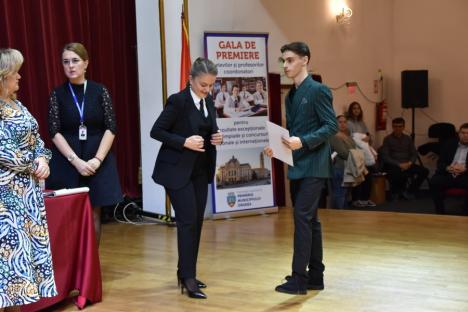 Ambasadorii Oradiei: Elevii excelenți ai orașului și profesorii care i-au pregătit au fost premiați (FOTO)