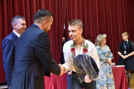 Ambasadorii Oradiei: Elevii excelenți ai orașului și profesorii care i-au pregătit au fost premiați (FOTO)