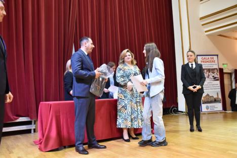 Ambasadorii Oradiei: Elevii excelenți ai orașului și profesorii care i-au pregătit au fost premiați (FOTO)