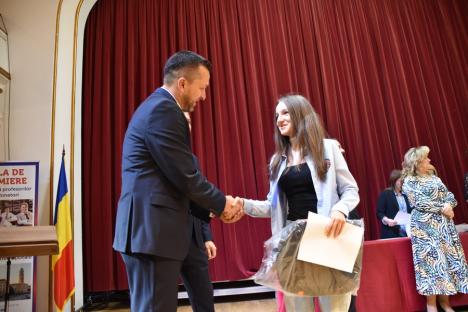 Ambasadorii Oradiei: Elevii excelenți ai orașului și profesorii care i-au pregătit au fost premiați (FOTO)