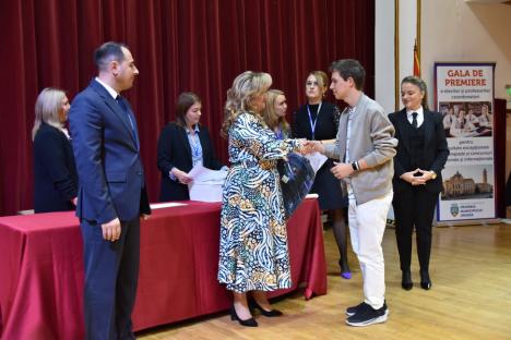 Ambasadorii Oradiei: Elevii excelenți ai orașului și profesorii care i-au pregătit au fost premiați (FOTO)