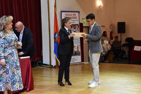 Ambasadorii Oradiei: Elevii excelenți ai orașului și profesorii care i-au pregătit au fost premiați (FOTO)