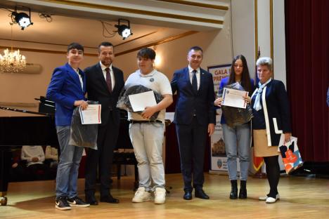 Ambasadorii Oradiei: Elevii excelenți ai orașului și profesorii care i-au pregătit au fost premiați (FOTO)