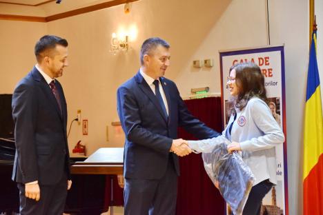 Ambasadorii Oradiei: Elevii excelenți ai orașului și profesorii care i-au pregătit au fost premiați (FOTO)