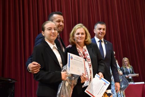 Ambasadorii Oradiei: Elevii excelenți ai orașului și profesorii care i-au pregătit au fost premiați (FOTO)