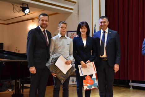 Ambasadorii Oradiei: Elevii excelenți ai orașului și profesorii care i-au pregătit au fost premiați (FOTO)