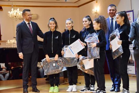 Ambasadorii Oradiei: Elevii excelenți ai orașului și profesorii care i-au pregătit au fost premiați (FOTO)