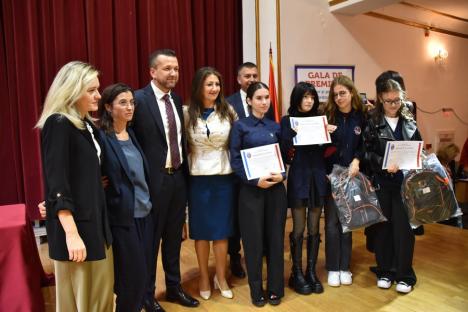 Ambasadorii Oradiei: Elevii excelenți ai orașului și profesorii care i-au pregătit au fost premiați (FOTO)